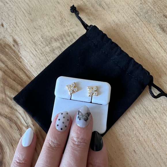 Moissanite Clover Stud Earrings – 0.69 CTW, VVS D Color – 925 Silver, Gold Plate - Picture 5 of 6